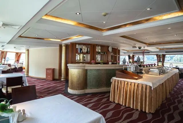 星际水晶号游轮VIP餐厅1