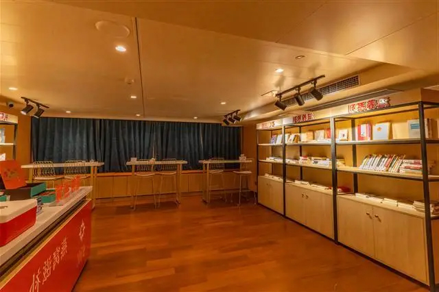 长江叁号游轮图书馆