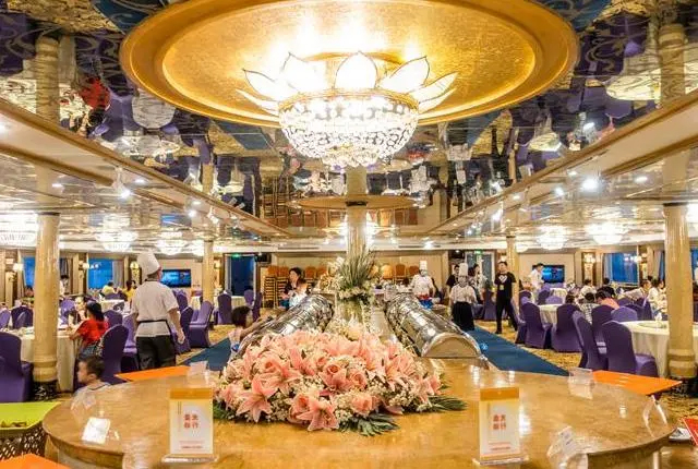 黄金8号游轮自助餐厅