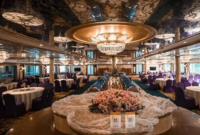 黄金8号游轮2F自助餐厅