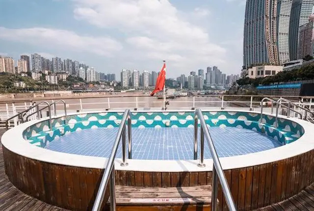 黄金8号游轮户外泳池