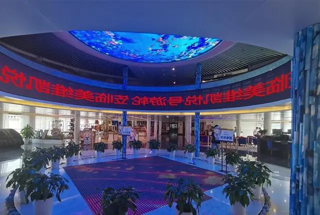 凯悦号游轮二楼大堂