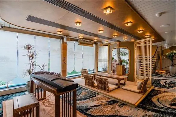 世纪传奇号游轮顶层甲板